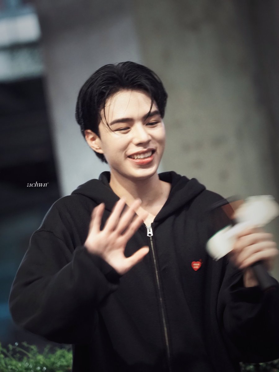 SCHWNSiGHT tweet media