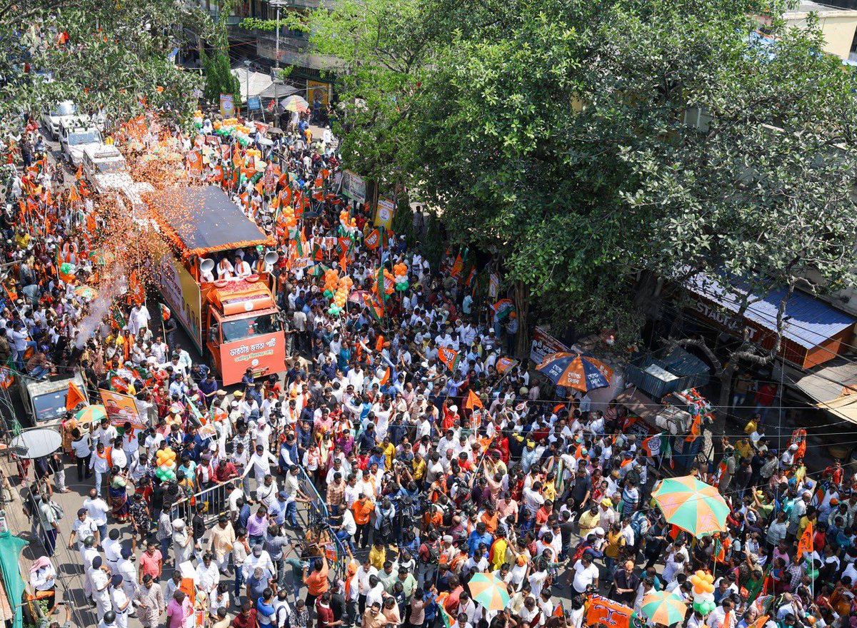 MRKBJP1's tweet photo. மேற்கு வங்காள மாநிலத்தின் பாபானிப்பூர் நகரில், மாண்புமிகு உள்துறை அமைச்சர் @AmitShah அவர்கள் எழுச்சிமிகு மக்களிடையே நடைபெற்ற தேர்தல் பிரச்சாரத்தில் பங்கேற்று உற்சாகமூட்டும் உரையாற்றினார்.

இந்தபிரச்சார கூட்டத்தில் ஆயிரக்கணக்கான மக்கள் திரண்டிருந்து உறுதியான ஆதரவை வெளிப்படுத்தினர் https://t.co/ehXdpn5IA3
