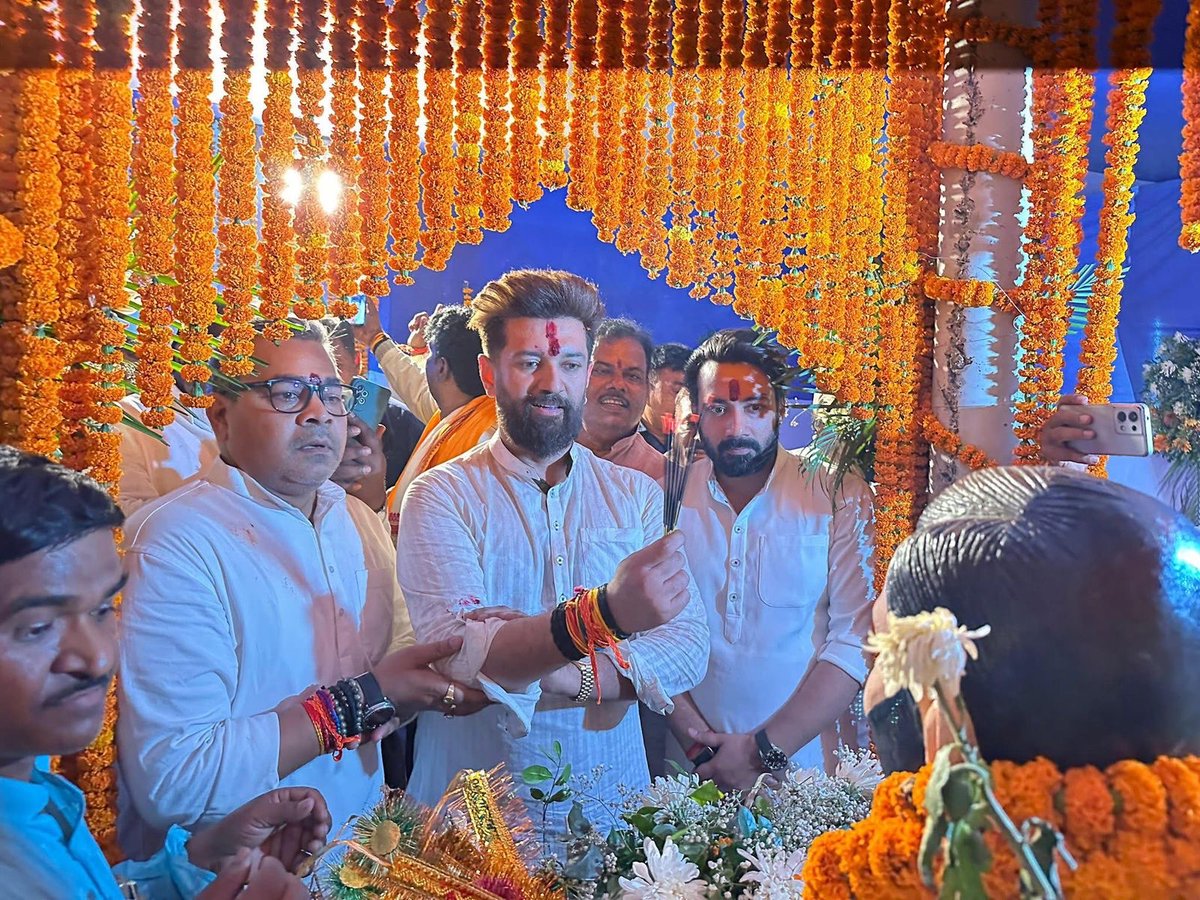 ArunBhartiLJP's tweet photo. आज मोकामा टाल के चराडीह में आयोजित वीर शिरोमणि बाबा चौहरमल जी के पावन मेले में सम्मिलित होने का सुअवसर मिला।

इस अवसर पर हमारे आदरणीय नेता Chirag Paswan जी की गरिमामयी उपस्थिति रही।

आप सभी का स्नेह, उत्साह और विश्वास अभिभूत करने वाला ���ै। 

#ChauharmalJayanti #MokamaTaal #Bihar https://t.co/z2ZQiHT5Dv