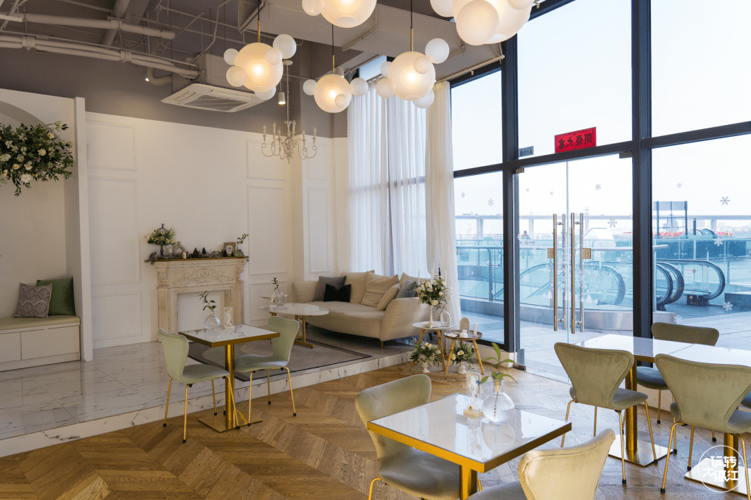 kelli412010's tweet image. [ Hidden Gem Alert! Tried the crispy honey-glazed fried chicken at Sunny Side Bistro—juicy inside, sweet-savory crunch outside. Paired with truffle fries (10/10). Grab a seat by the window for that golden-hour glow. #FoodieFind #LocalEats]