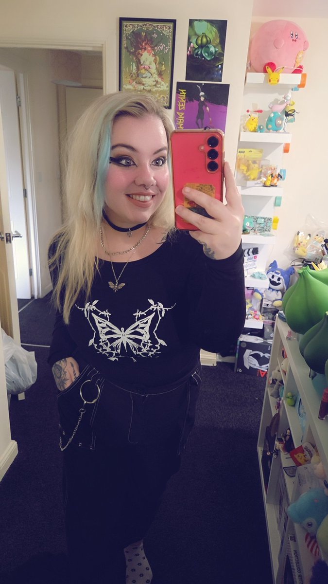 Mollyzxgames🎃🦇🖤👻 tweet media