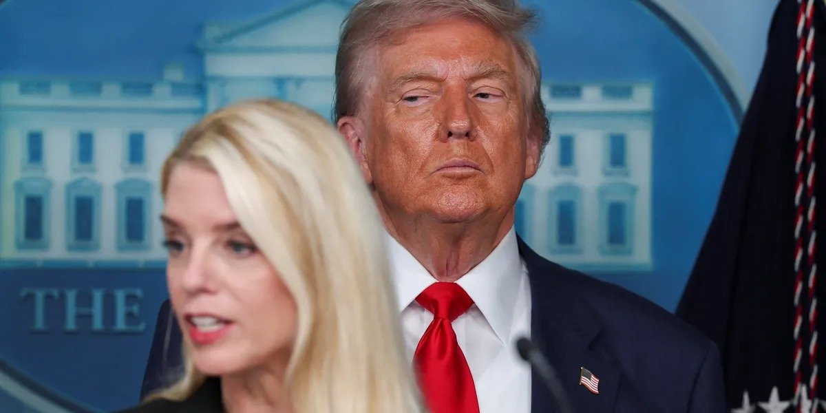 🇺🇸🛑 Según informes, Trump está listo para destituir a la fiscal general Pam Bondi.

Ha expresado su frustración con ella y está considerando seriamente su destitución.