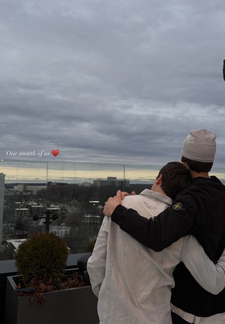 EstiloDF's tweet photo. Noah Schnapp, actor de stranger things, sorprendió a todos sus fans en redes sociales al compartir que cumplía un mes con su novio, pero después aclaró que era broma de April Fools’ Day.😅 ¿Caíste?

CC: noahschnapp https://t.co/ZiNoPQCMSk