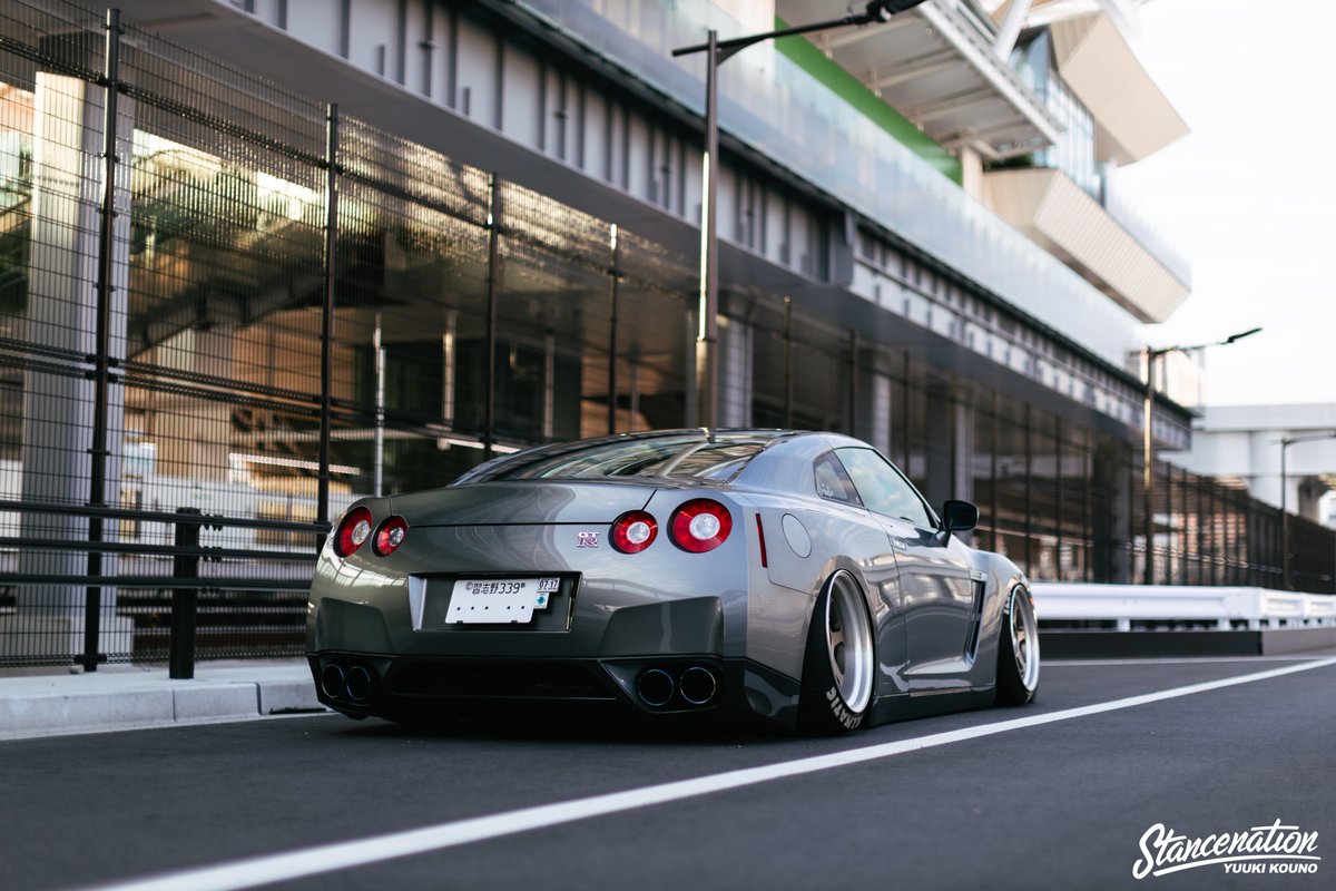 ken35gtr's tweet photo. 今までに無くたくさんの方々に見ていただけて嬉しい限りです。
やっぱりGT-Rといえばテールですよね😊
このリアビューが好きなのと、後期のヘッドライトが気に入ってます。
でもアメリカのニキ達はGT-Rの前に乗っていたZのロードスターの方が馴染みあるのかな？
Zもとても良かった。
#r35gtr
#z33 https://t.co/F6wOW0p8vb