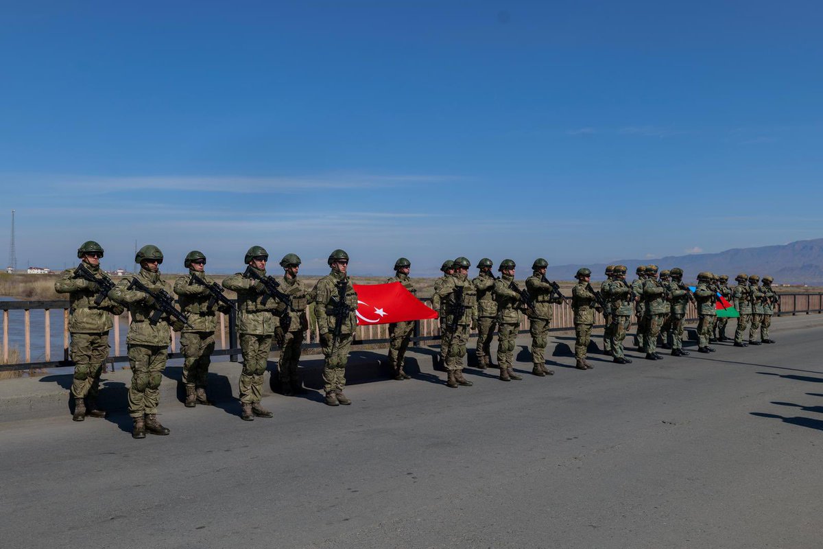 tcsavunma's tweet photo. 🗓️ 2 Nisan 2026
📍 Kars

Kardeşlerimiz geldi! 🇹🇷🇦🇿

14’üncü Mekanize Piyade Tugay Komutanlığımızda icra edilecek Haydar Aliyev-2026 Tatbikatı’na katılacak Nahçıvan Müstakil Ordu Komutanlığı birlikleri ülkemize geldi. 

5’inci Hudut Tugay Komutanlığı personelimiz, Şehit Astsubay Kıdemli Başçavuş Bülent Aydın Hudut Karakolu sorumluluk bölgesinde bulunan Hasret Köprüsü’nde kardeşlerimizi karşılayarak Bayrak Teatisi töreni gerçekleştirdi.

#MillîSavunmaBakanlığı