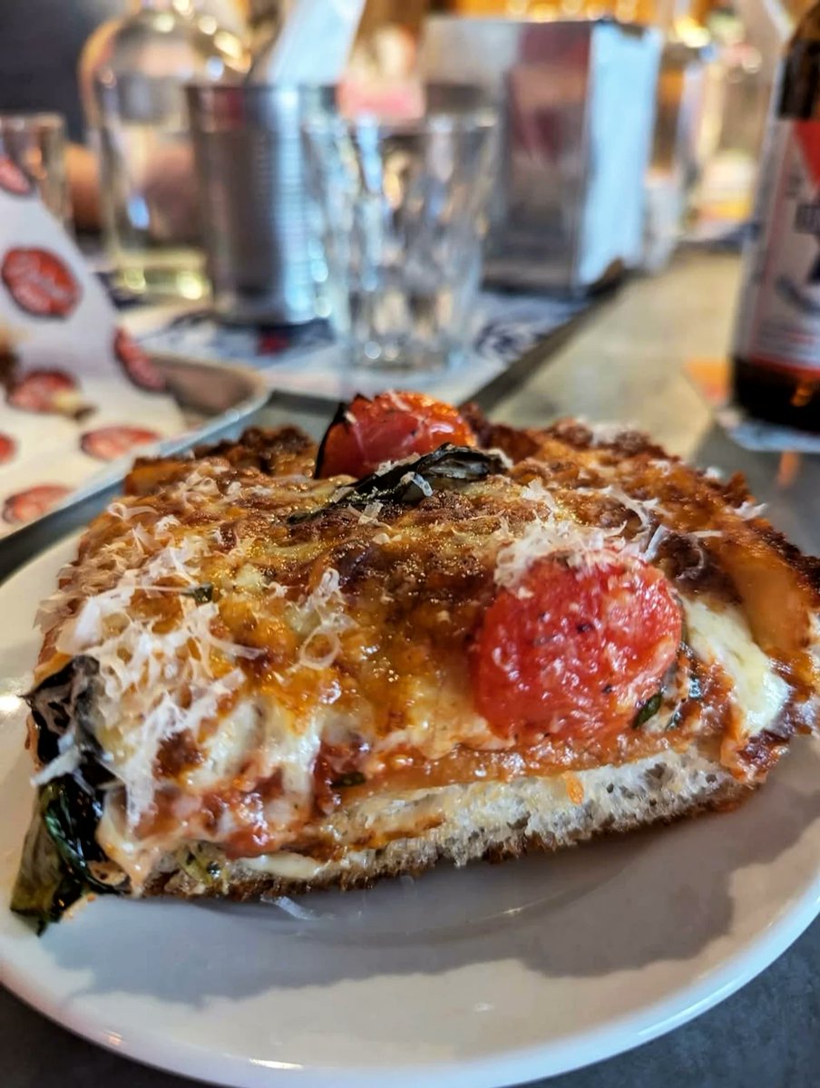 JimmyBolton80's tweet image. Snack hour #detriotpizza #londoneats