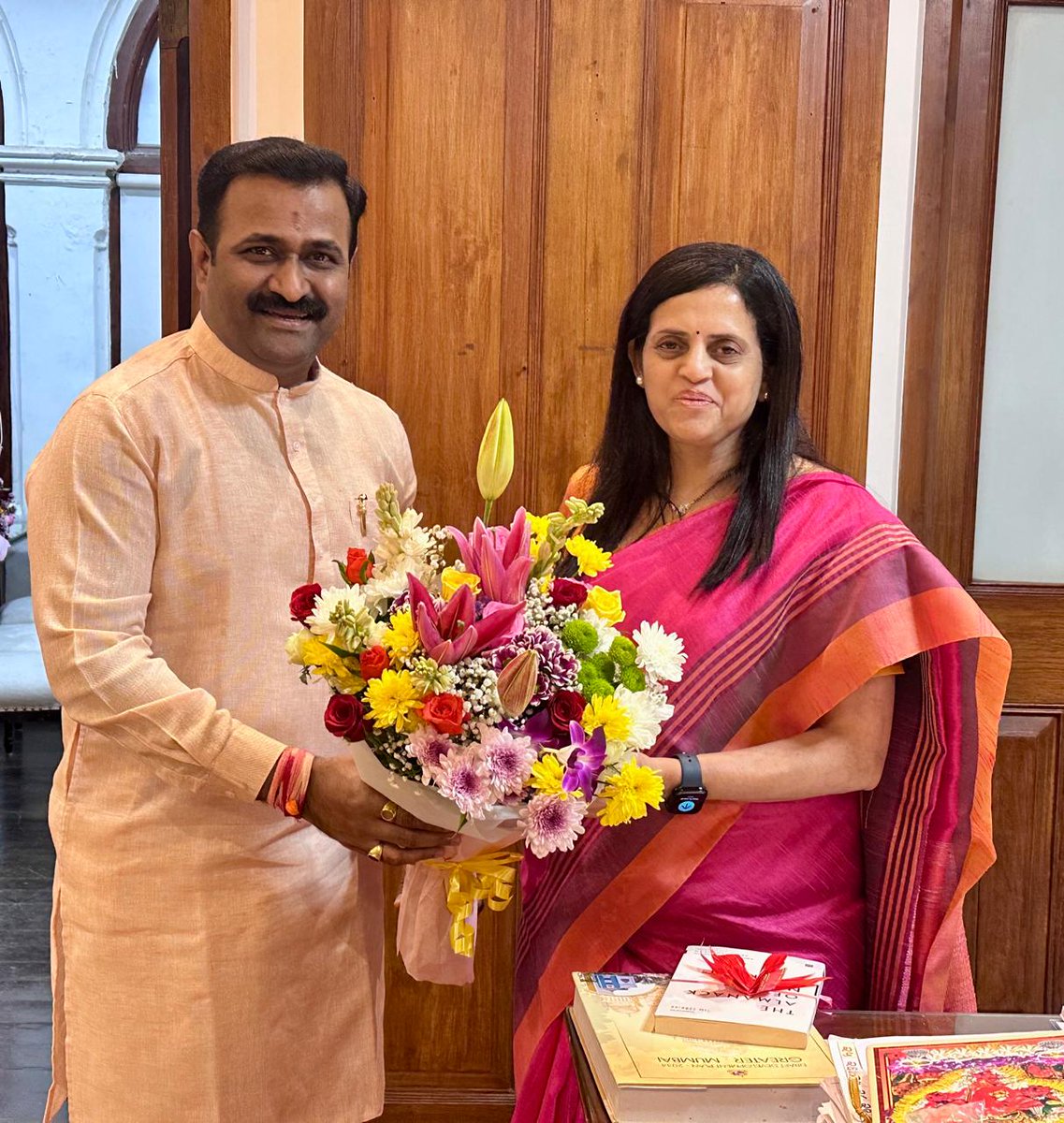 📍 मुंबई महानगरपालिका मुख्यालय, मुंबई

मुंबई महानगरपालिकेच्या प्रथम महिला आयुक्तपदी कर्तृत्ववान आयएएस अधिकारी तथा “मेट्रो वुमन” श्रीमती अश्विनी भिडे जी यांची नियुक्ती ही मुंबईसाठी निश्चितच अभिमानाची बाब आहे.
त्यांची सदिच्छा भेट घेऊन मनःपूर्वक अभिनंदन केले व पुढील कार्यकाळासाठी
