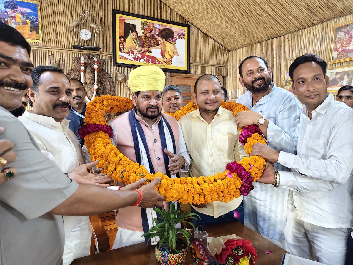 सामान्य वर्ग के विषयों पर मुखरता से बोलने वाले कैसरगंज के निवर्तमान सांसद आदरणीय बृजभूषण शरण सिंह जी से आज शिष्टाचार भेंट कर उनका मार्गदर्शन प्राप्त किया। इस अवसर पर ब्लॉक प्रमुख हुजूरपुर श्री अजीत प्रताप सिंह जी, ब्लॉक प्रमुख विशेश्वरगंज श्री राकेश पाण्डेय जी, ब्लॉक प्रमुख