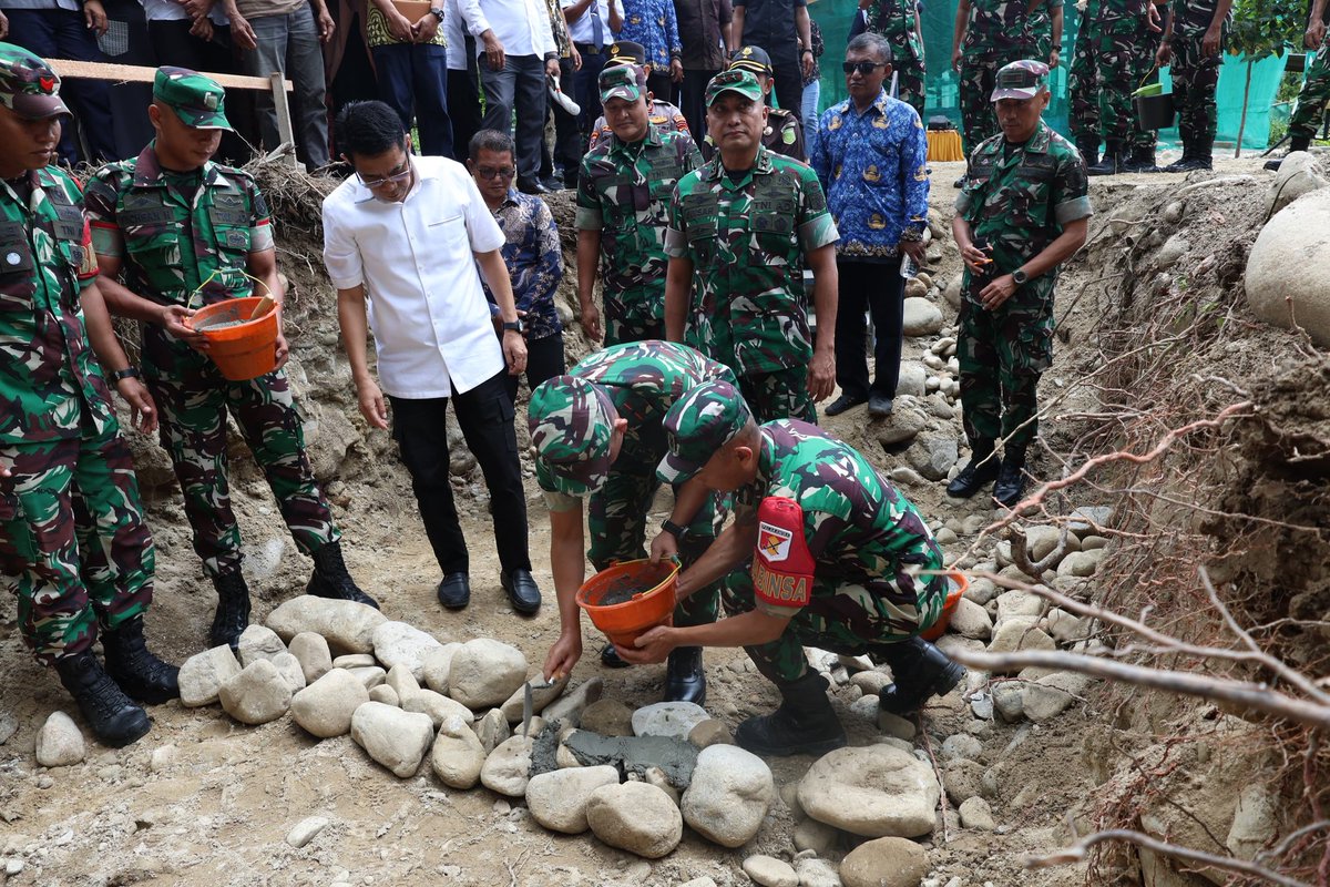 korem132palu's tweet photo. Danrem 132/Tdl Hadiri Peletakan Batu Pertama Jembatan Garuda di Parigi Moutong

#kodam23palakawira
#korem132tdl
#tniadmengabdidanmembangunbersamarakyat https://t.co/qVIDVUh48y