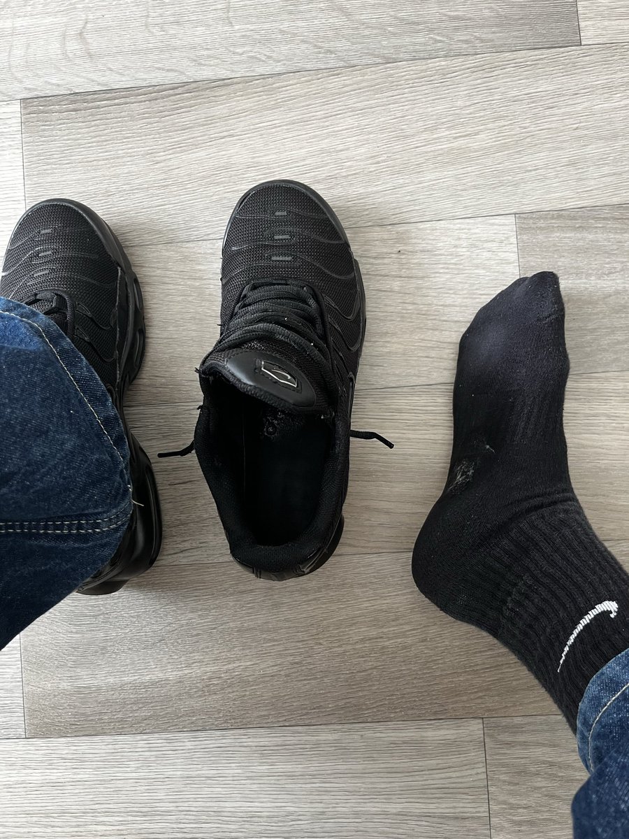 Arthurkiff7's tweet photo. Venez décrasser mes tn après une bonne journée bien sportive bien transpirante 🧦👅

#tn #master #cashmaster #moneyslave #paypal #offrande #decrassage #cho7 #kiff #kiffeur #gay #soumis #domi #chaussetes #skets #nike #crachats https://t.co/XdcbWuPnsU