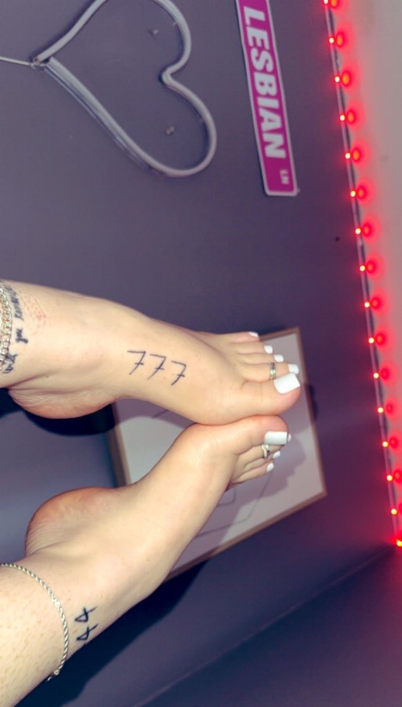 V ⚢👣 tweet media