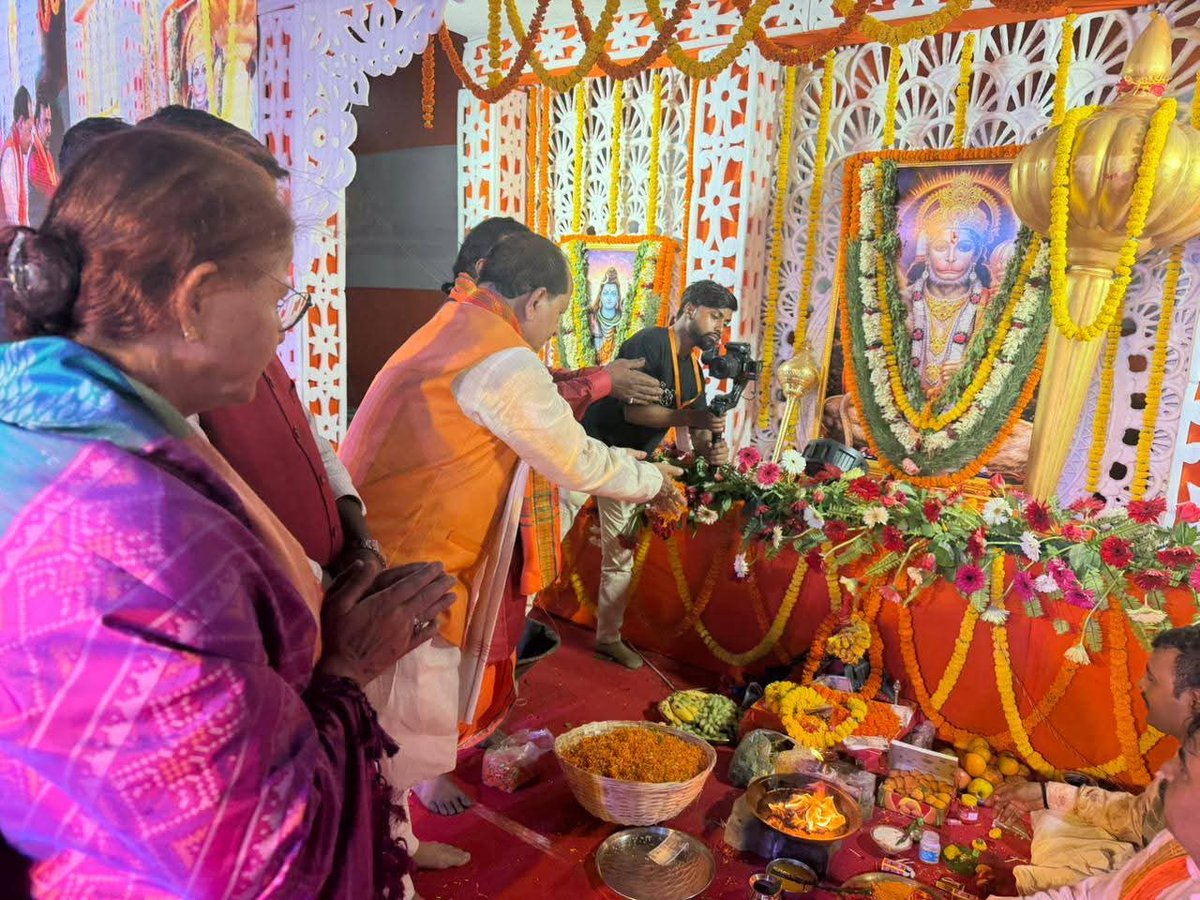 VijayKrSinhaBih's tweet image. हनुमान जयंती के पावन अवसर पर पटना में हिंदू सेवा ट्रस्ट के तत्वावधान में माननीय विधान पार्षद श्री संजय मयूख जी द्वारा आयोजित भव्य सांस्कृतिक एवं आध्यात्मिक कार्यक्रम में सम्मिलित हुआ।
जय बजरंगबली! 🚩

#HanumanJayanti #Patna #VijayKumarSinha