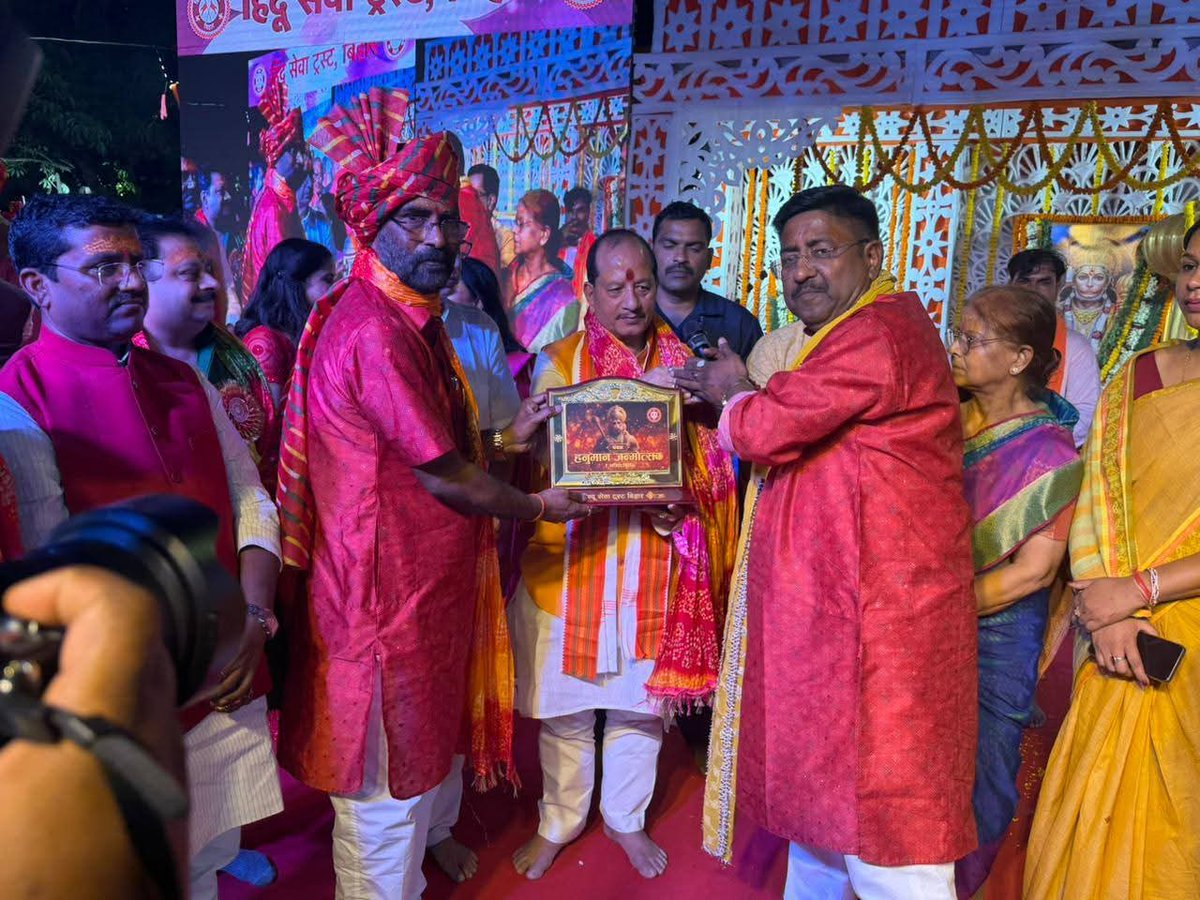 VijayKrSinhaBih's tweet image. हनुमान जयंती के पावन अवसर पर पटना में हिंदू सेवा ट्रस्ट के तत्वावधान में माननीय विधान पार्षद श्री संजय मयूख जी द्वारा आयोजित भव्य सांस्कृतिक एवं आध्यात्मिक कार्यक्रम में सम्मिलित हुआ।
जय बजरंगबली! 🚩

#HanumanJayanti #Patna #VijayKumarSinha
