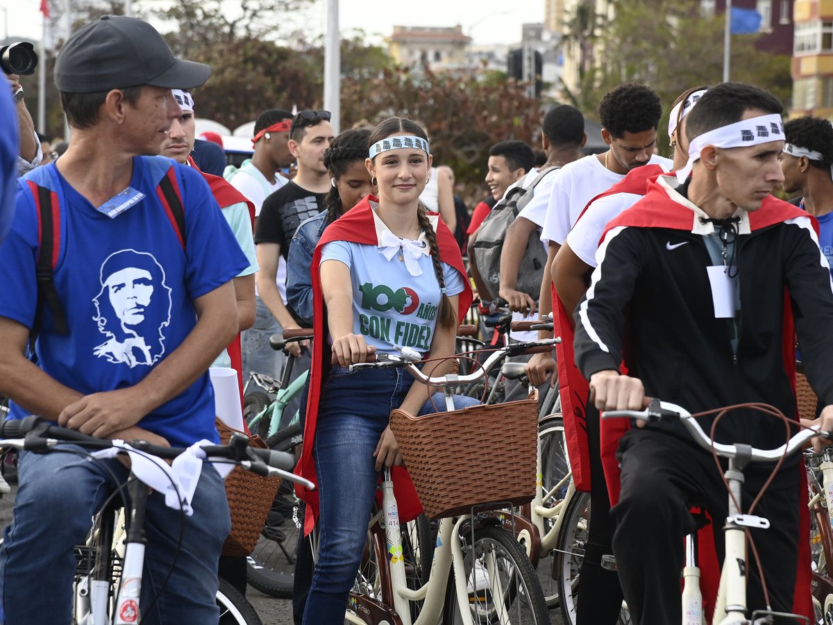 Esta mañana estuvimos junto a nuestros pioneros y jóvenes en la Parada Juvenil Antimperialista "Aquí, con #Fidel", por la solidaridad, la paz y contra el bloqueo.

La alegría de los muchachos contagia  y su compromiso con la #Revolución nos inspira y enorgullece.

#CubaSoberana