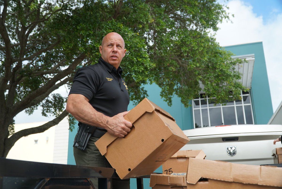 MCSOfla's tweet photo. Each year, the Martin County Sheriff’s Office Posse continues it’s tradition of giving back, donating meat to local charities-supporting families in need and our agricultural community. @MCSOSheriff was glad to assist in transporting the donations to local organizations. https://t.co/RYuf5Po5P7