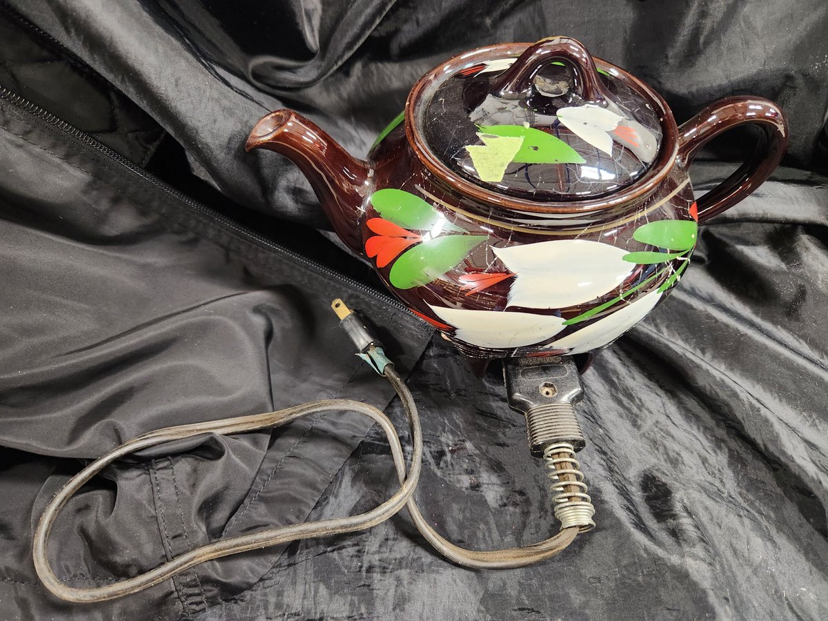 mem_museum's tweet image. THROWBACK THURSDAY!
For our first TBT we thought we'd start with this pretty little electric teapot. It was made circa 1968 by Royal Canadian Art Pottery in Hamilton, ON.
#teapot #electric