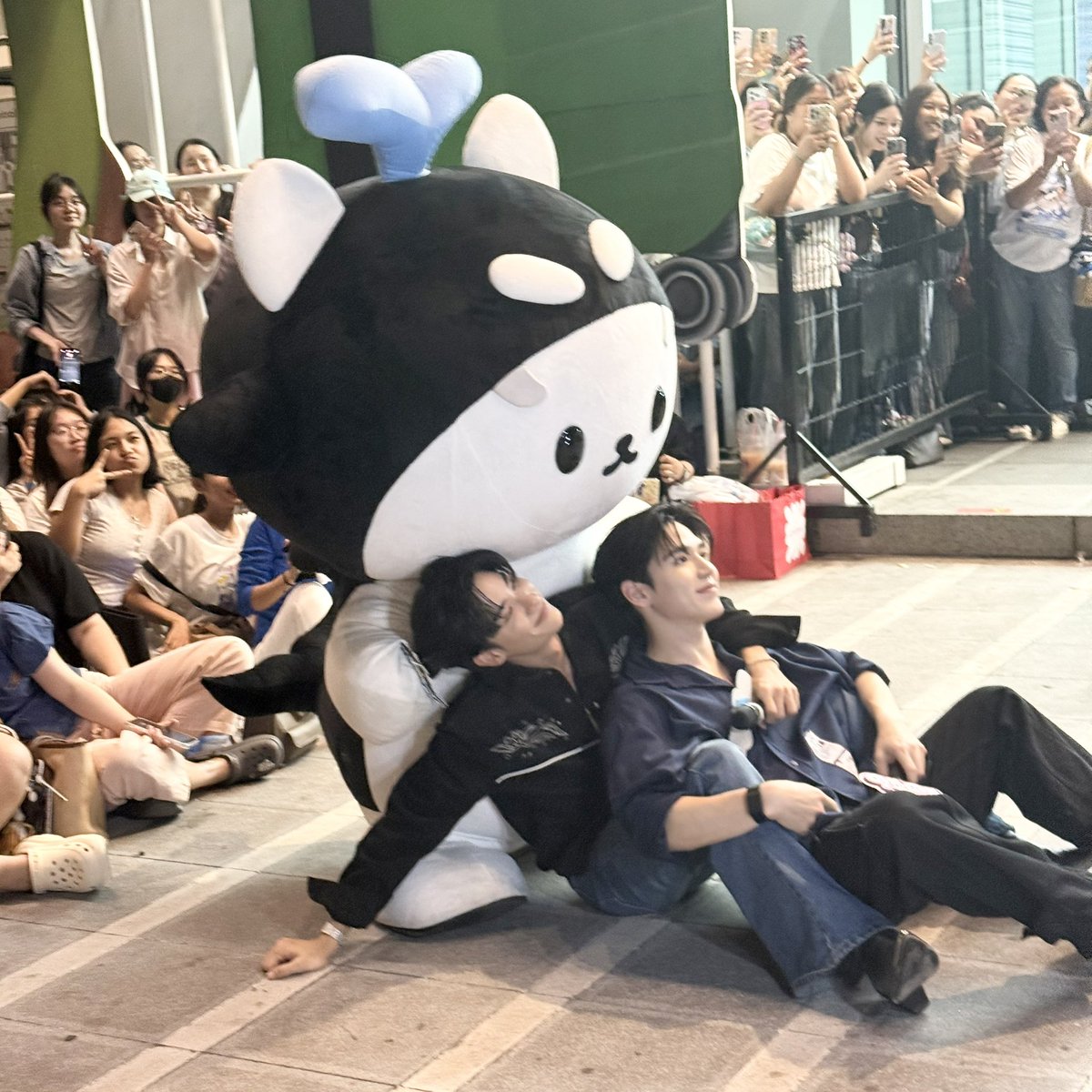 ขอบคุณทุกคนด้วยน้า 
ที่มาหาครอบครัวหมีวาฬในวันนี้ 
เติมรักกันเต็มถังเลย นอนหลับฝันดีนะฮับ 💙

TAYNEWSAN FNV FANSIGN
#GMMTVFANIVAL2026xTayNew

#Tawan_V #Newwiee 
#Polcasan #เตนิว #TayNew