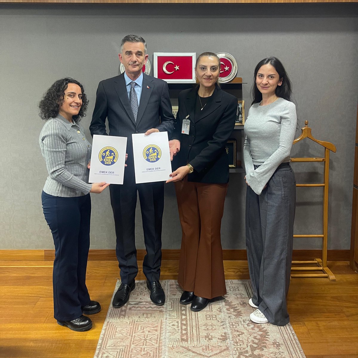 Emeklilikte Kademe Bekleyenler Derneği Kurucu Başkanı Sn. Özlem Gümüş, Dernek Başkanı Sn. Fatma Köseoğlu ve Yönetim Kurulu Üyesi Sn. Ayşegül Özdoğan TBMM’de bizleri ziyaret ettiler.

Derneğin gündemine ilişkin konular üzerine verimli bir görüş alışverişinde bulunduk.Nazik