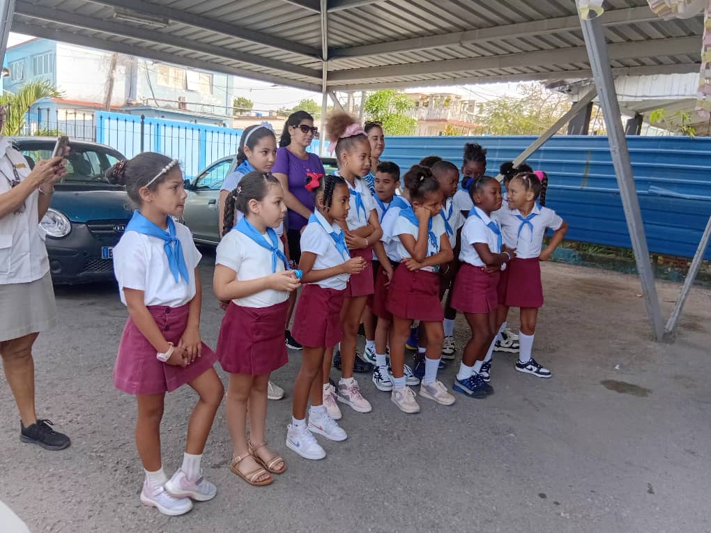 jefeaduanacuba's tweet photo. Una mañana inolvidable, nos acompañaron los pioneros de la escuela primaria "Gustavo Pozo"
Junto a la #JuventudAduanera protagonizaron el sentir de los que hoy en #Cuba son continuidad 
A sólo unas horas de su aniversario niños y jóvenes comprometidos con la patria #AduanadeCuba https://t.co/XDz1X6coXr