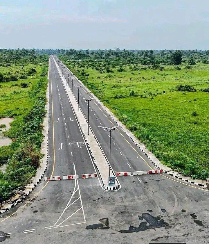 HopeEssienn's tweet photo. Akwa Ibom has some of Nigeria’s best roads smooth, solid, and pothole-free. You can drive from Uyo to Etim Ekpo, Etinan, Onna, Ini, or Ikono without a single bump.

Why can’t other states match this standard? https://t.co/Z96kCmpoW9
