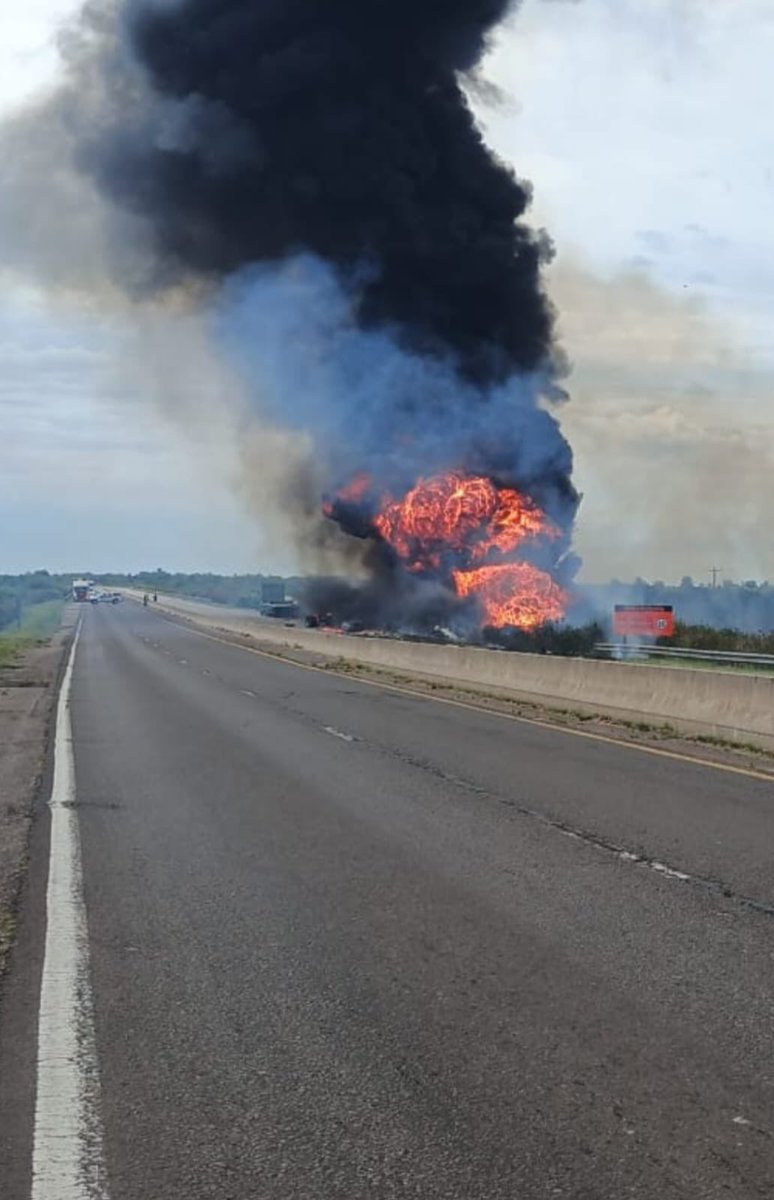 mbradanini's tweet image. RN14 Km 69, altura Gualeguaychú: choque de camiones (uno cisterna).
Calzada totalmente cortada en ambos sentidos.
#Demoras