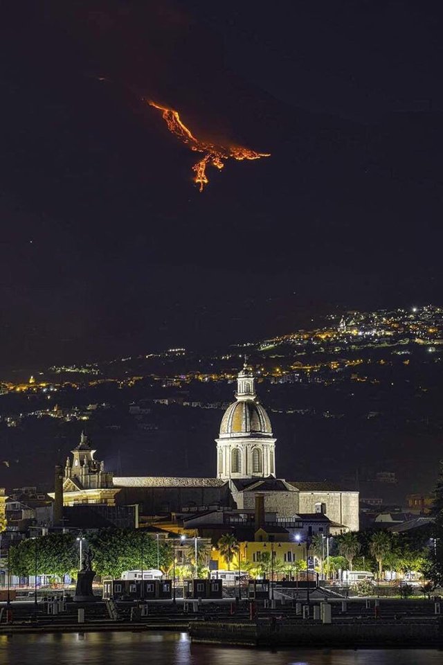 BiancoDavinci's tweet image. Eruption on Mount Etna (Sicily) gives the illusion of a Phoenix in the sky.