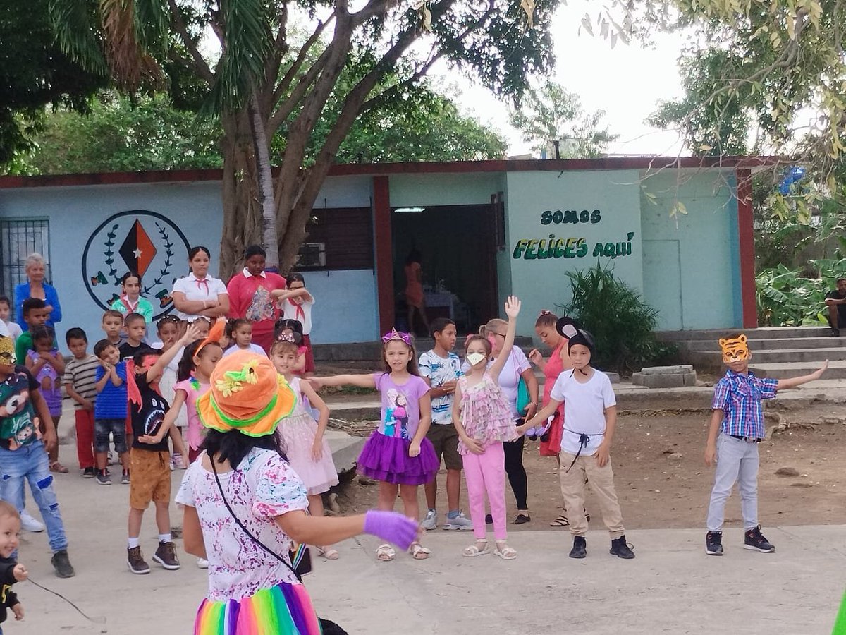 Día de alegría y felicidad con los educandos de la Escuela Primaria Frank País celebrando el 4 de abril
<a href="/EducacionRegla/">Dirección General de Educación Regla</a>
<a href="/YolivanC41557/">Yoliván Prevost Candó</a> 
<a href="/YanetHzP25/">Yanet Hernández</a> 
<a href="/SaerySerrano/">Saery Serrano</a> 
<a href="/DirectEducaHab/">Karenia Marrero Arrechea</a> 
<a href="/IzquierdoAlons1/">Livan Izquierdo Alonso</a>
