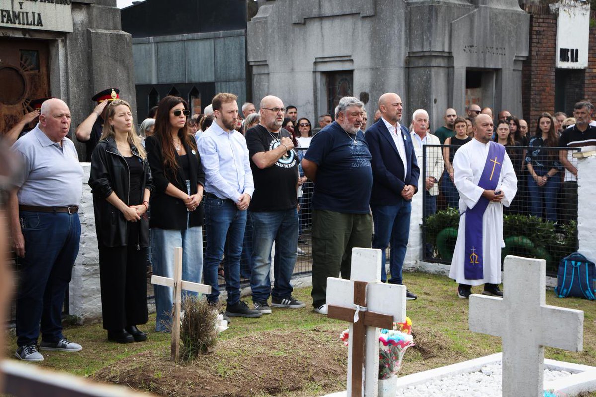 danyvilar's tweet photo. Cada 2 de abril venimos con Fede, veteranos, familiares y la comunidad lomense -que es profundamente malvinera- al panteón del cementerio para homenajear a los héroes, caídos y veteranos. Nos falta un pedazo de patria, jamás lo naturalicemos. Las Malvinas son argentinas🇦🇷 https://t.co/YEzh4HLCC0