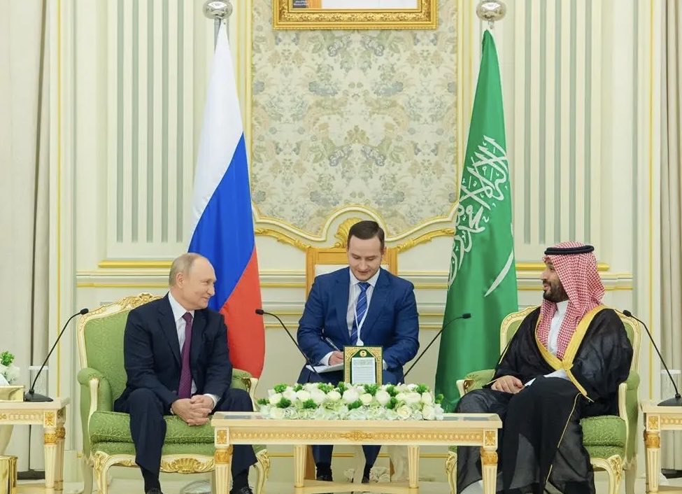 ولي العهد يتلقى اتصالًا هاتفيًا من الرئيس الروسي وبحثا تطورات التصعيد العسكري وآثاره