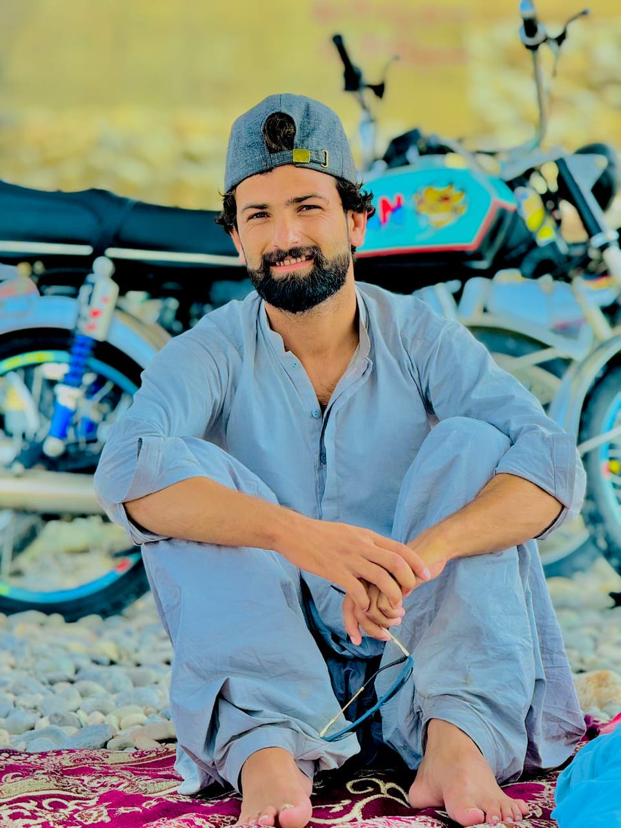 وہ گیا نہیں،بس ہم سے چھین لیا گیا۔
اور اس کے بعد،ہر دن جیسے ادھورا رہ گیا۔
گھر آج بھی وہی ہے،دروازہ بھی،راستہ بھی ویسا ہی ہے،مگر ایک وجود کم ہے۔
بس وہ نہیں ہے،اور اس کے بغیر
کچھ بھی ویسا نہیں رہا۔اور وہ لوگ،
جنہوں نے میرے بھائی کو ہم سے چھینا،
جنہوں نے اسے درد اور تنہائی کے
1/3