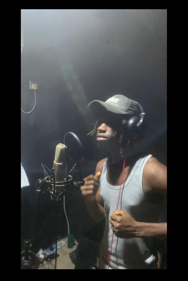 yagz_tbb's tweet photo. “Something crazy happened in this session…
wait till you hear what came out of it 🎶🔥”
@G_winnAepy04 

#StudioSession 
#NextSound 
#MusicInTheMaking 
#ViralSound 
#UndergroundVibes https://t.co/8yInYKT8TI