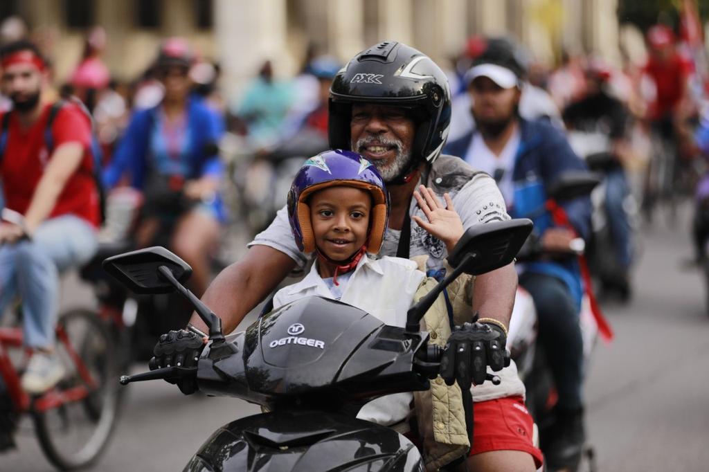 🚴‍♀️🇨🇺 Frente al bloqueo, las nuevas generaciones no se rinden

📢 Con consignas firmes, convertidas en himnos,  protagonizaron hoy una vibrante demostración sobre ruedas de que el bloqueo de EE. UU.  no logrará doblegar la voluntad de un pueblo.  

#100AñosConFidel #CubaEstáFirme