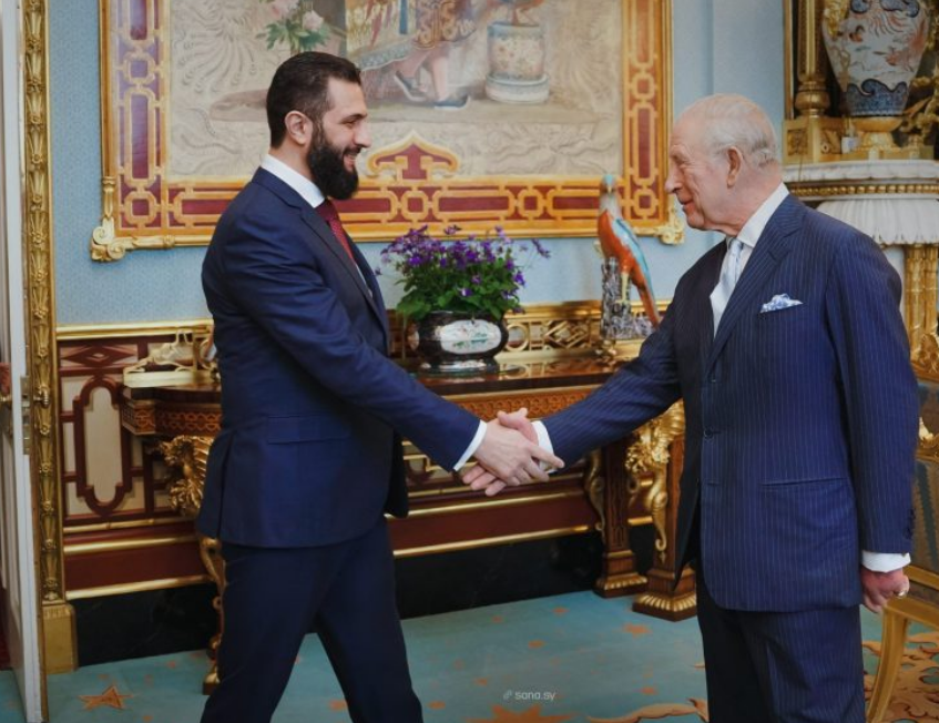 Monarchies2000's tweet image. La photo est étonnante, troublante. Le #roi Charles III a rencontré le président syrien Ahmad Al‑Charaa. Le monarque 🇬🇧 a exprimé son soutien à la #Syrie ainsi que sa solidarité au peuple syrien  ans ses efforts à reconstruire le pays . 📷:SANA @RoyalFamily #monarchy #monarchie