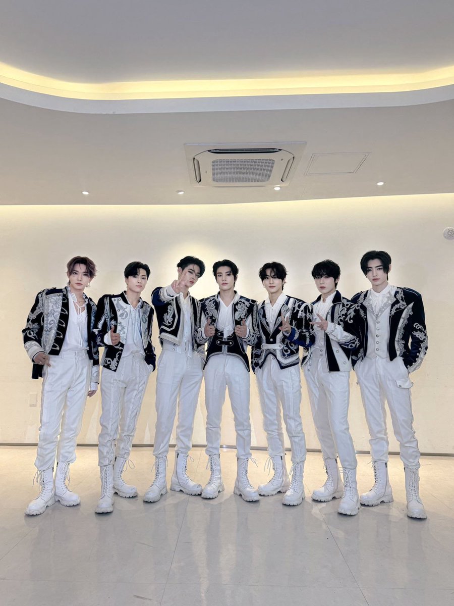 K ; ENHYPEN IS 7 tweet media