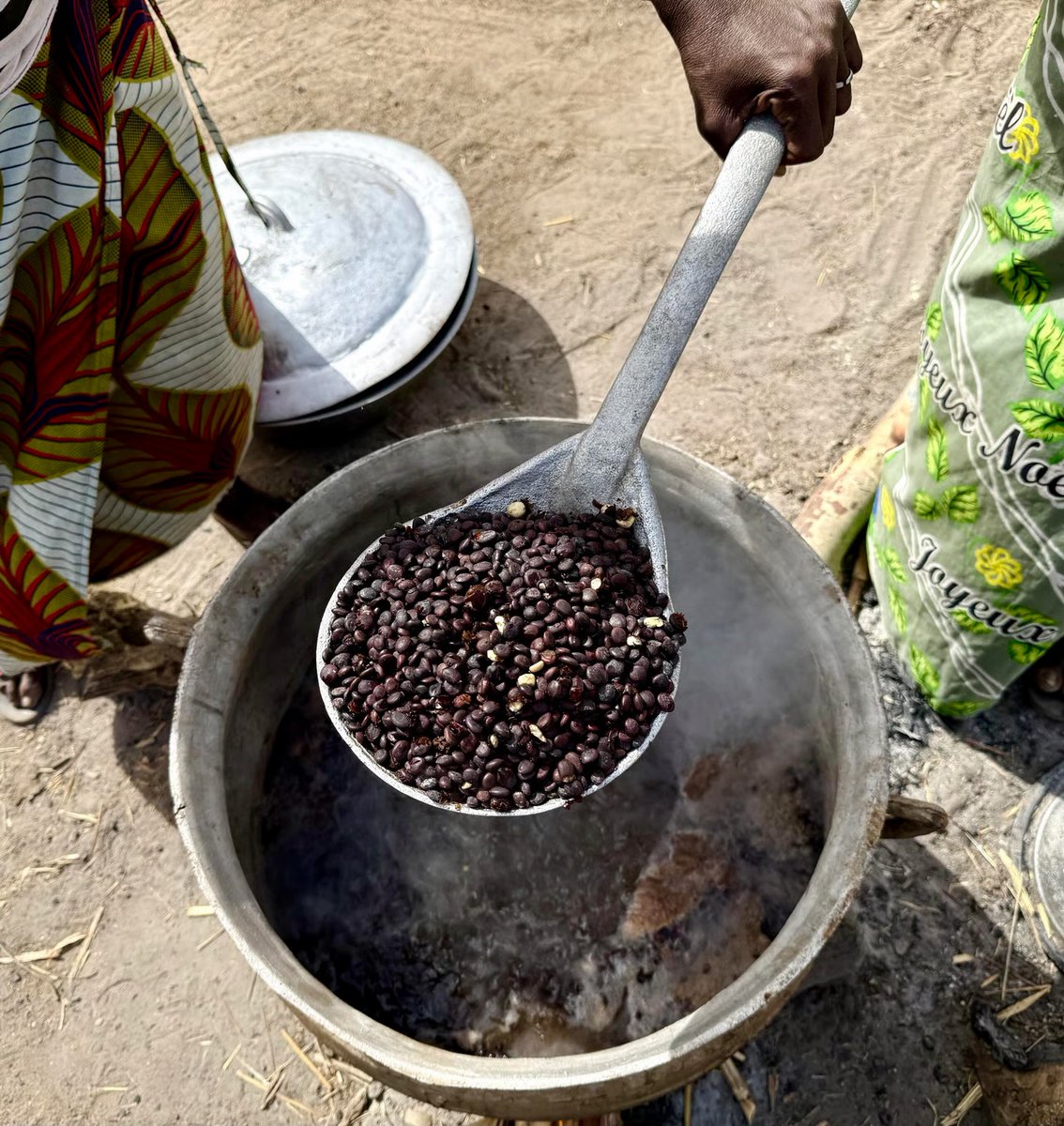 OCHABurkina's tweet photo. Sur 4,5 M de personnes dans le besoin au #BurkinaFaso, plus de 50 % sont des femmes.

L’accès à un revenu est l’un de leurs besoins prioritaires.

À Dori, des femmes PDI renforcent leurs moyens de subsistance grâce au soumbala, avec le soutien de NRC.

👉https://t.co/oAiTHMKpGM https://t.co/1sqB3YrUtL