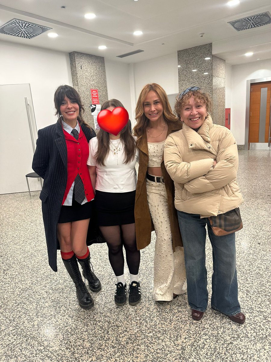 larastinson tweet media