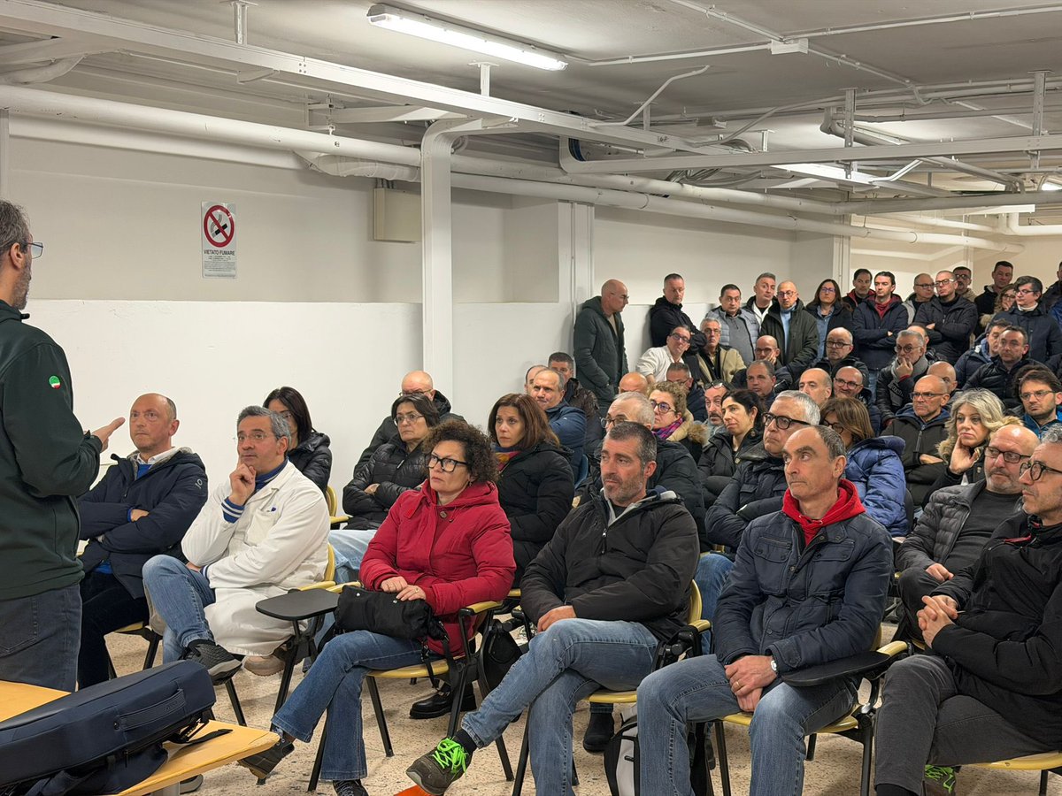 filcabari's tweet photo. Oggi intensa giornata di assemblee negli stabilimenti Natuzzi.
Abbiamo incontrato lavoratrici e lavoratori per discutere del piano industriale, chiarire le posizioni delle organizzazioni sindacali e condividere le prospettive future del gruppo.
Come FILCA CISL Bari abbiamo ribadito con forza alcuni punti:
🔹 centralità del lavoro e tutela occupazionale
🔹 necessità di certezze su investimenti e rilancio produttivo
🔹 garanzie su internalizzazioni e qualità del lavoro
🔹 pieno coinvolgimento delle https://t.co/eNsGoCzEqm. nei prossimi passaggi
Partecipazione, ascolto e trasparenza sono fondamentali per affrontare questa fase delicata.
Continueremo a stare al fianco dei lavoratori, con determinazione e responsabilità.
#FilcaCisl #Natuzzi #Lavoro #Industria #Puglia #Sindacato