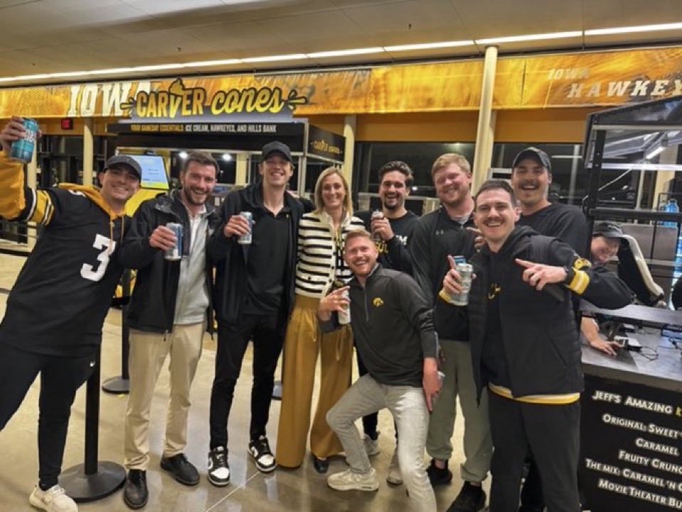 Hawkeye Enjoyer 🐤 tweet media