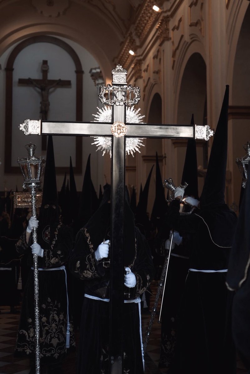 Se abren las puertas de Santo Domingo. 
Sale a la calle la Cruz Guía de la Congregación, quien anuncia que un nuevo Jueves Santo comienza en Málaga.
Fe, devoción y tradición legionaria y marinera se hacen presentes en cada paso durante el recorrido.
Que la luz de nuestros