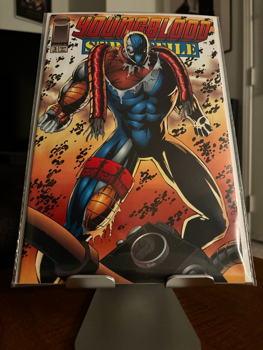 CanaDaBear1701's tweet photo. Here comes more flip book madness with Youngblood Strikefile issues 2 and 3, one side featuring Jae Lee art that to me at times flirts a bit with a Sienkiewicz look and feel, while the other half is drawn by the inimitable Rob Liefeld.
#MyComics https://t.co/o0htwGMiJc