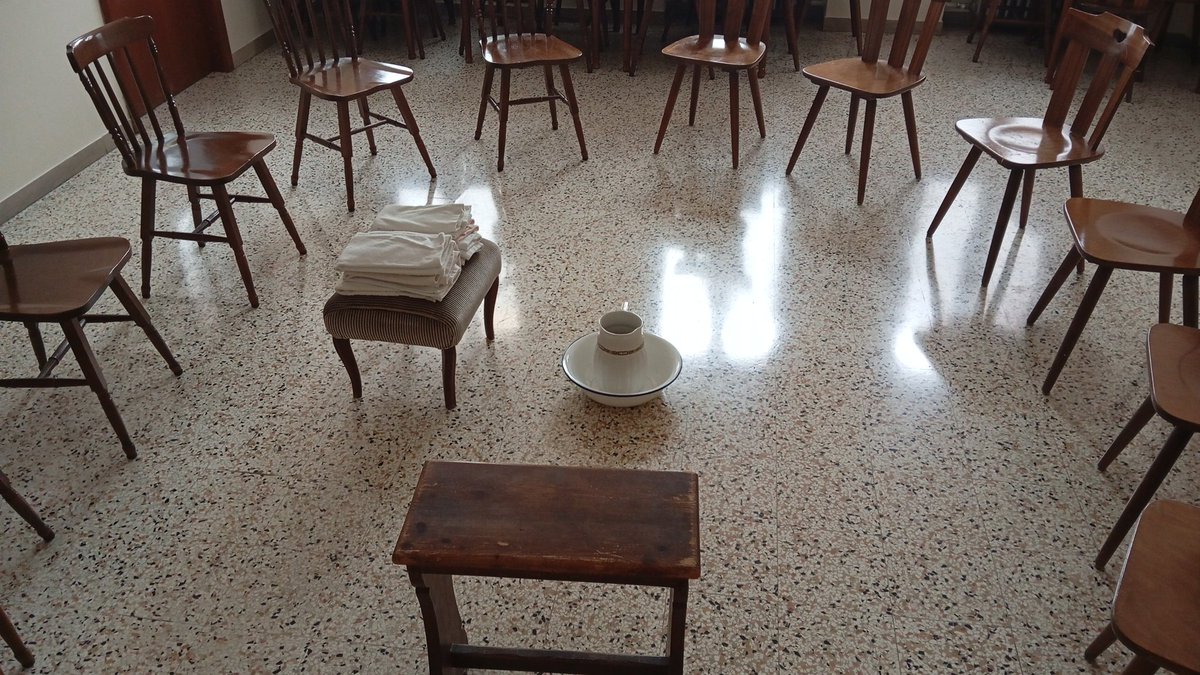 Per lavarci i piedi gli uni gli altri,
dobbiamo permettere a Gesù di lavarci i piedi,
far sì che il suo esempio diventi norma di vita per ciascuno di noi,
perché il senso della nostra vita è amare come Lui ci ha amati,
consapevoli che servire è regnare.
ecodivangelo.blogspot.com/2026/04/vangel…