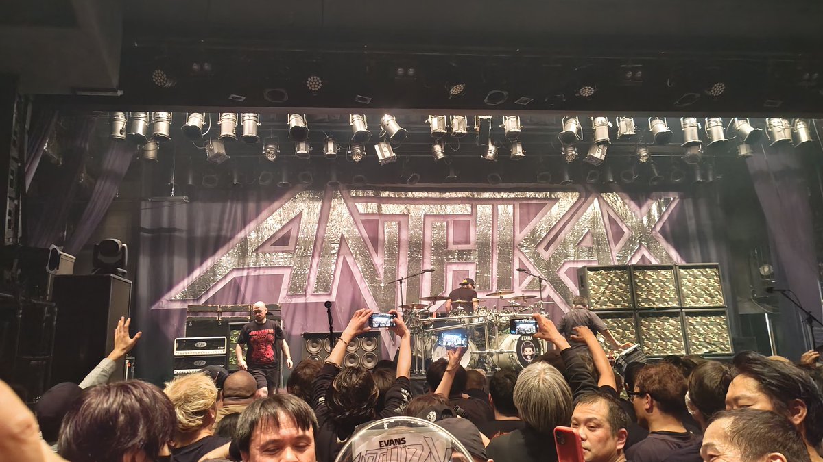 metalfishxxx's tweet photo. ANTHRAX、Diamond Hallめっちゃ盛り上がりました🤘
久々にぎゅうぎゅう詰めのライヴハウスは汗だくだけど楽しかった〜😊
ピックめっちゃ拾った😆
#アンスラックス #ダイアモンドホール
#名古屋 #slashmetal #heavymetal https://t.co/CUqaav93zn