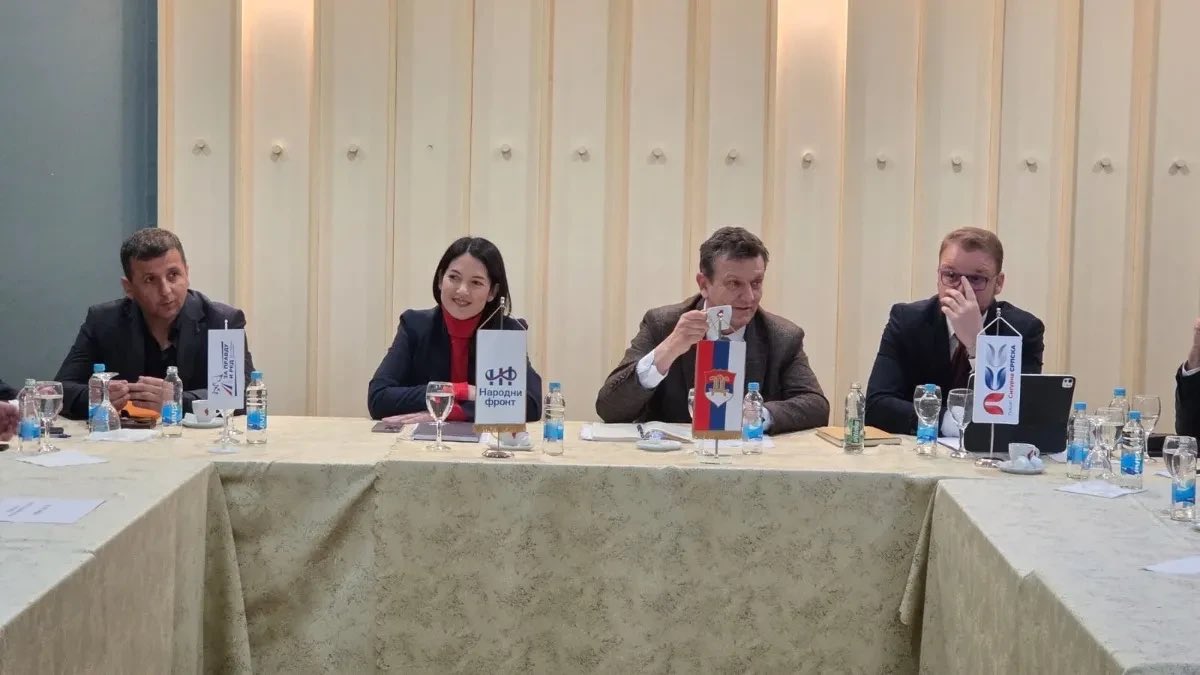 Фотографија која доказује сву дволичност људи који се налазе на њој.

Ово су причали једни о другима: 

Вукановић: Драшко је криминалац.

Тривић: Драшко је тешки криминалац и неспособан градоначелник

Станивуковић: Јелена Тривић је ненормална

Вукановић: Тривић нема свој став