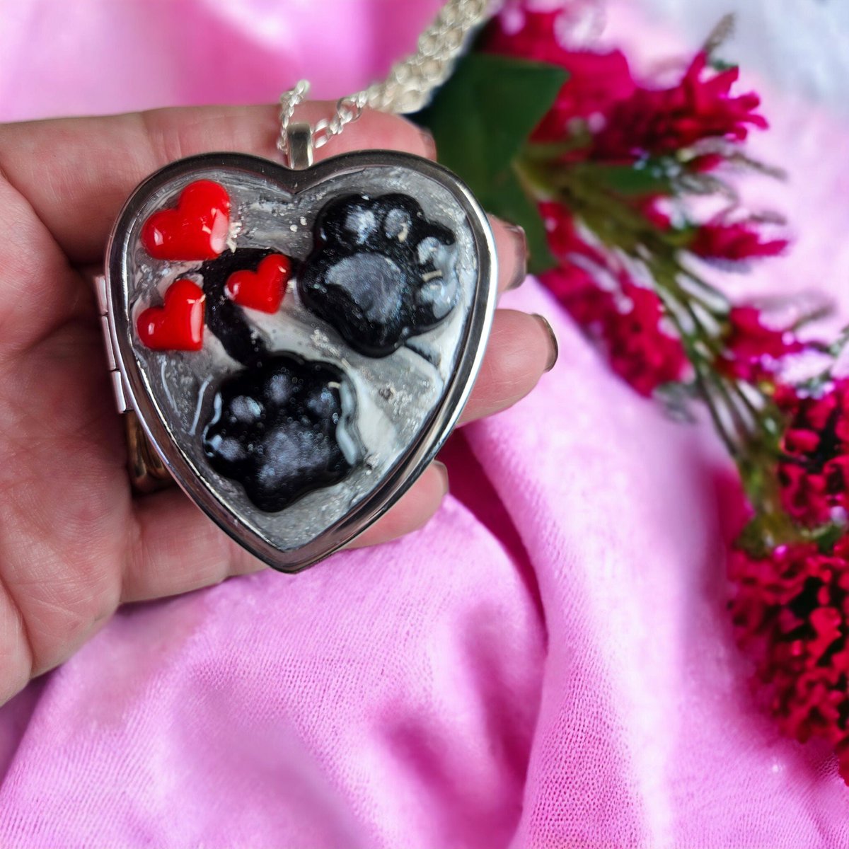 charsfavorite's tweet image. Cherish your furry friend forever with our Memorial Dog Paw Locket for $150. A beautiful tribute to unconditional love that fits in your pocket. #PetMemorial #DogLover

Shop Now charsfavoritethings.com/products/1memo…