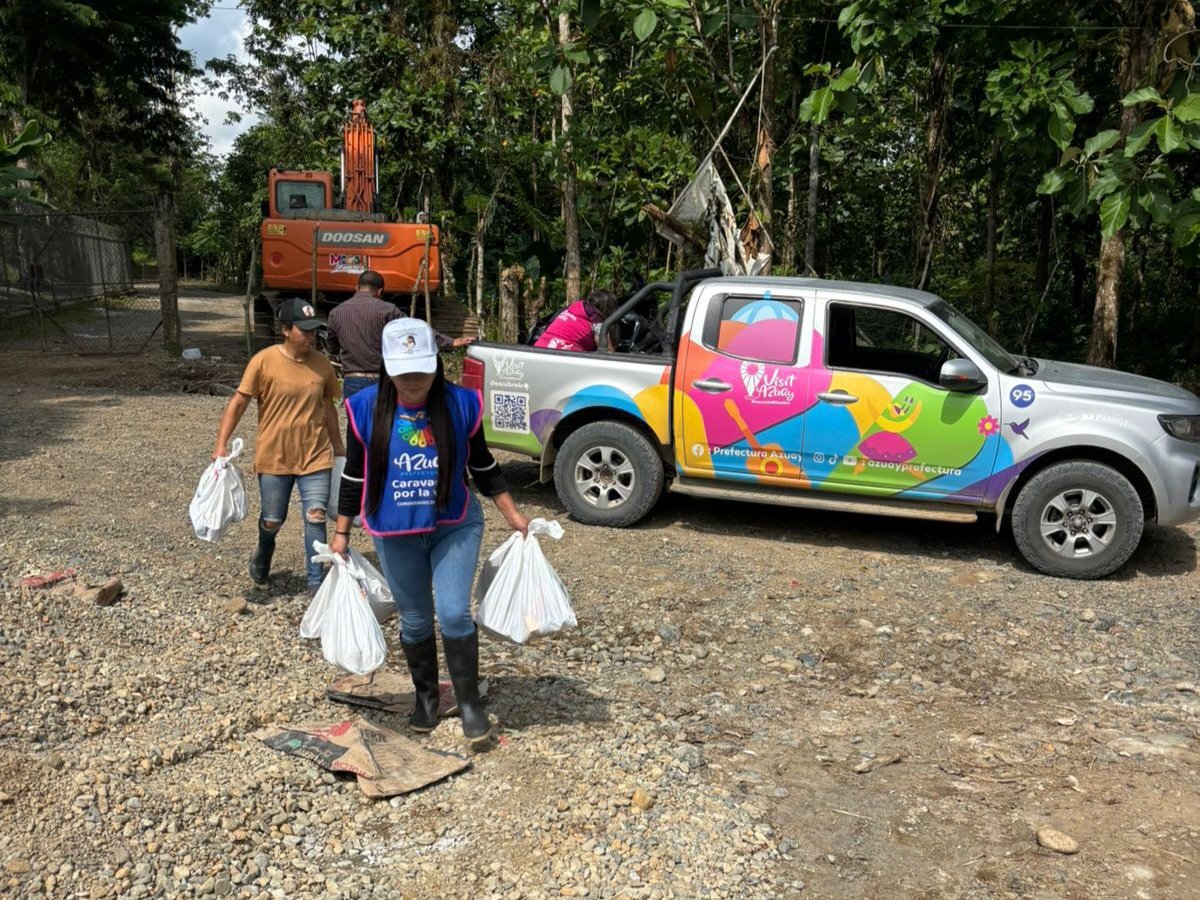 AzuayPrefectura's tweet photo. #AzuaySolidario ❤️🩹
🤲 Llevamos ayuda humanitaria a la comunidad San Vicente en El Carmen de Pijilí, afectada por el temporal invernal. 🌧️
✅ Entregamos kits de alimentos y ropa a 40 familias aisladas por las emergencias. https://t.co/Nn5RHw3Awc