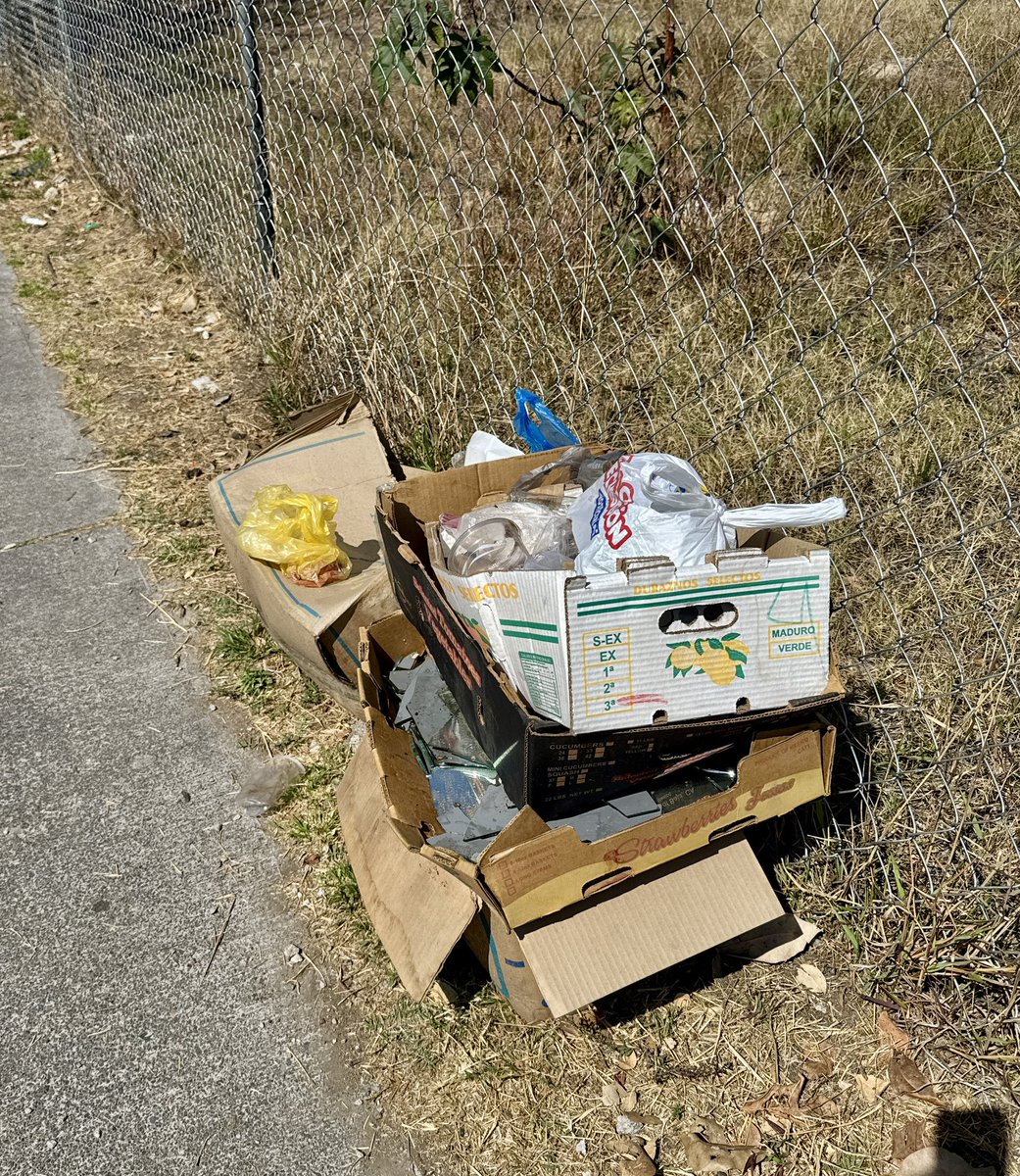 Un Zapopan sucio y lleno de basura solo refleja dos cosas: una comunidad sin valores y un <a href="/ZapopanGob/">Gobierno de Zapopan</a> sin capacidad de atender el problema… <a href="/JuanJoseFrangie/">Juan José Frangie</a> <a href="/Linea_Zapopan/">Línea 24/7 Zapopan</a>