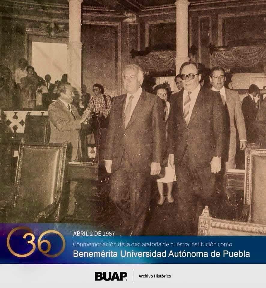 Alfonso Vélez Pliego, fundador de nuestro instituto (1991) y ex rector de la BUAP (1981-1987) recibiendo el nombramiento en el H. Congreso del Estado de Puebla que hace de nuestra universidad ‘Benemérita’. Sin duda, un gran visionario que tanto hizo por la BUAP y por Puebla.