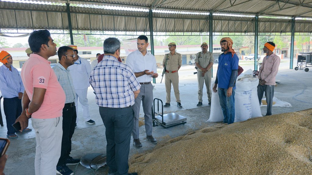 DMBalrampur's tweet photo. मंडी समिति बलरामपुर स्थित गेहूं क्रय केंद्र का निरीक्षण एवं  व्यवस्थाओं का जायजा लिया गया।
केंद्र पर उपज विक्रय करने आए कृषक बंधु का माला पहनाकर एवं मिठाई खिलाकर सम्मानपूर्वक स्वागत किया गया।  
संबंधित अधिकारियों को निर्देश दिए कि सभी केंद्रों पर किसानों को किसी प्रकार की असुविधा न हो और खरीद प्रक्रिया पूरी तरह पारदर्शी व सुचारु रूप से संचालित हो।
@CMOfficeUP @UPGovt