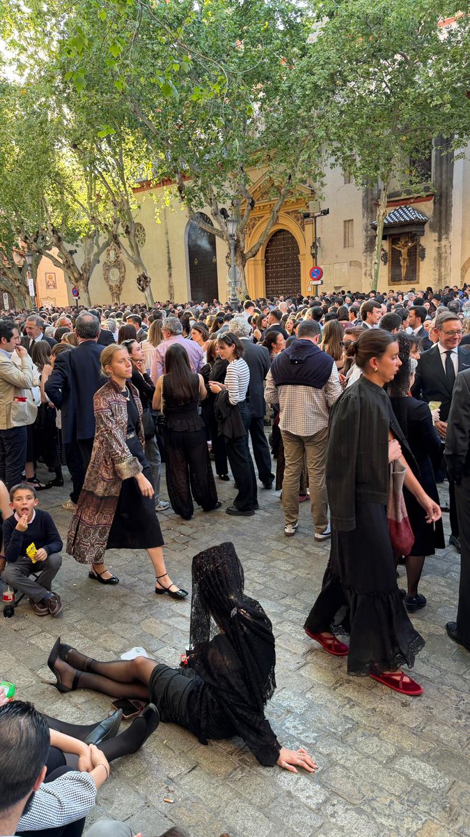 Pasión en Sevilla tweet media