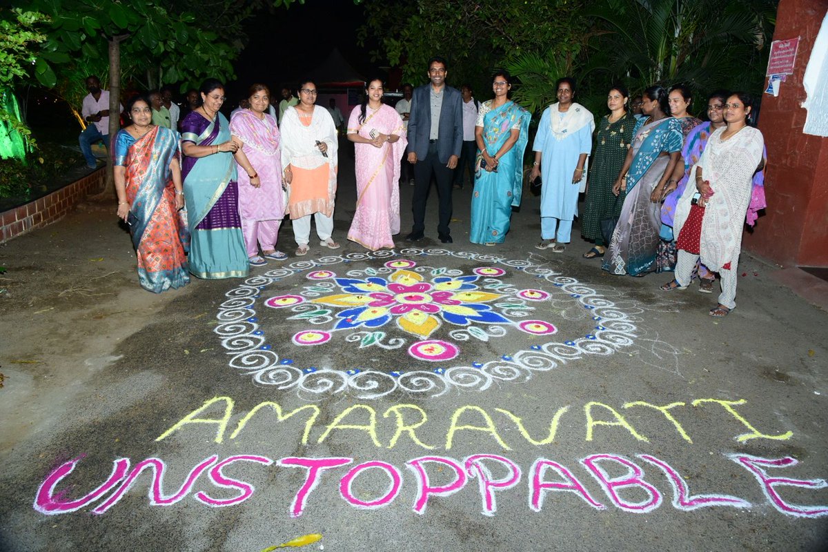 Collectorntr's tweet photo. అమ‌రావ‌తి బిల్లు పార్ల‌మెంటు ఉభ‌య‌స‌భ‌ల్లో ఆమోదం పొందిన చ‌రిత్రాత్మ‌క ఘ‌ట్టం సందర్భంగా NTR జిల్లా కలెక్టర్ డా. జి. లక్ష్మీశ IAS గారు, కలెక్టరేట్‌లో కేక్ కట్ చేసి ఆనందం పంచుకున్నారు. అమరావతి విజయవాడకు గేట్‌వేగా నిలిచి అభివృద్ధికి దోహదం చేస్తుందని, జిల్లా మరింత పురోగతికి “టీమ్ NTR” కృషి కొనసాగుతుందని అన్నారు.
#APThanksIndia #HistoricAmaravatiResolution #PeoplesCapitalPeoplesVictory #HeartofAPPrideofIndia #AmaravatiUnstoppable #ChandrababuNaidu #Pawankalyan #Naralokesh #AndhraPradesh @MIB_India @PIB_India @pibvijayawada @IPR_AP @DDSaptagirivja